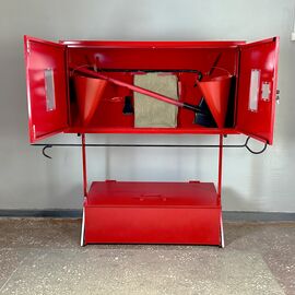 Стенд пожарный закрытого типа со стационарным ящиком для песка (0,12куб) с инструментом