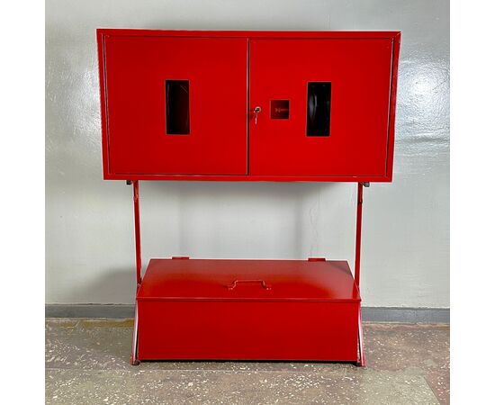 Стенд пожарный закрытого типа со стационарным ящиком для песка (0,12куб) с огнетушителями и инструментом, фото 2