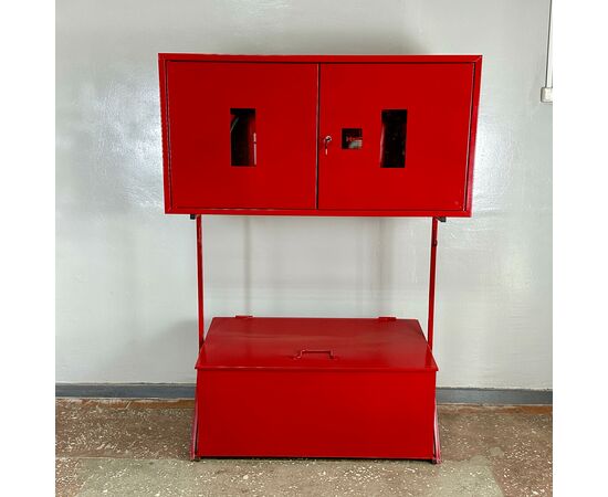 Стенд пожарный закрытого типа со стационарным ящиком для песка (0,2куб) с огнетушителями и инструментом, фото 3